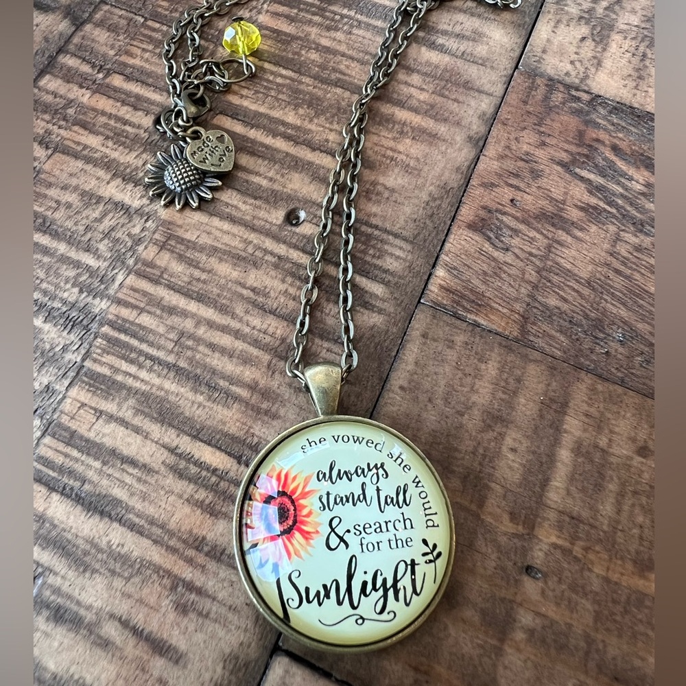 NWT 🌻Sunflower retro/steam punk look necklace